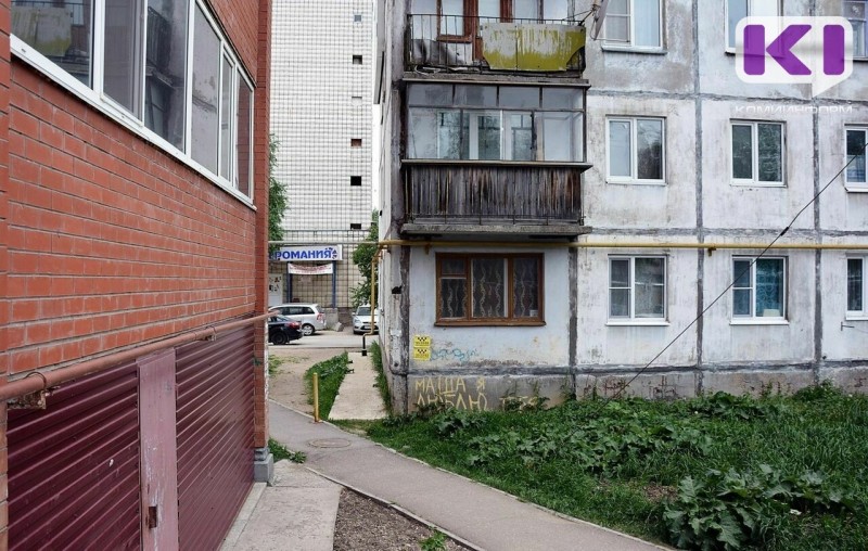 По требованию прокуратуры Сыктывкара с фасада многоквартирного дома убрали надпись, разжигающую национальную рознь