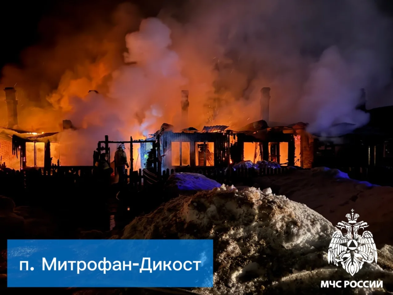 В троицко-печорском поселке сгорел жилой дом, спасены два человека