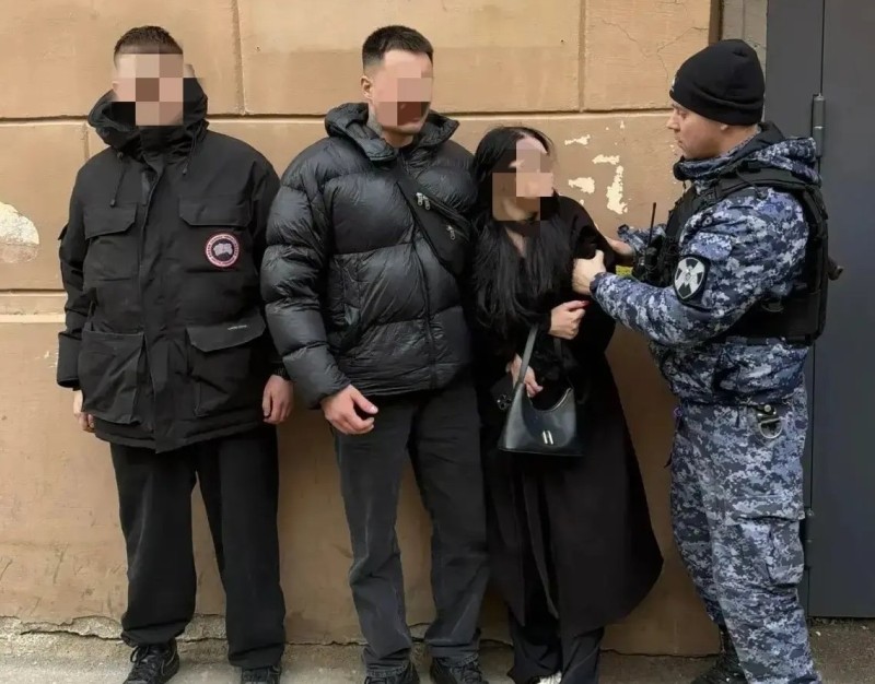 Росгвардия задержала жителей Коми, забравшихся на крышу здания в центре Петербурга