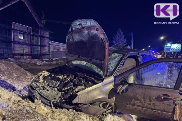 В Сыктывкаре водитель на Lada Granta врезалась в бетонный забор
