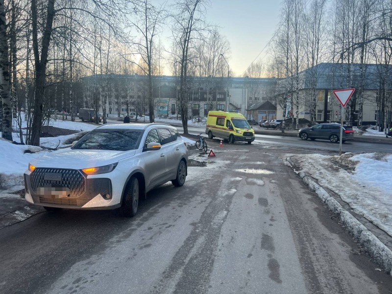 На дорогах Сыктывкара за сутки пострадали школьник на велосипеде и 54-летний пассажир Renault 