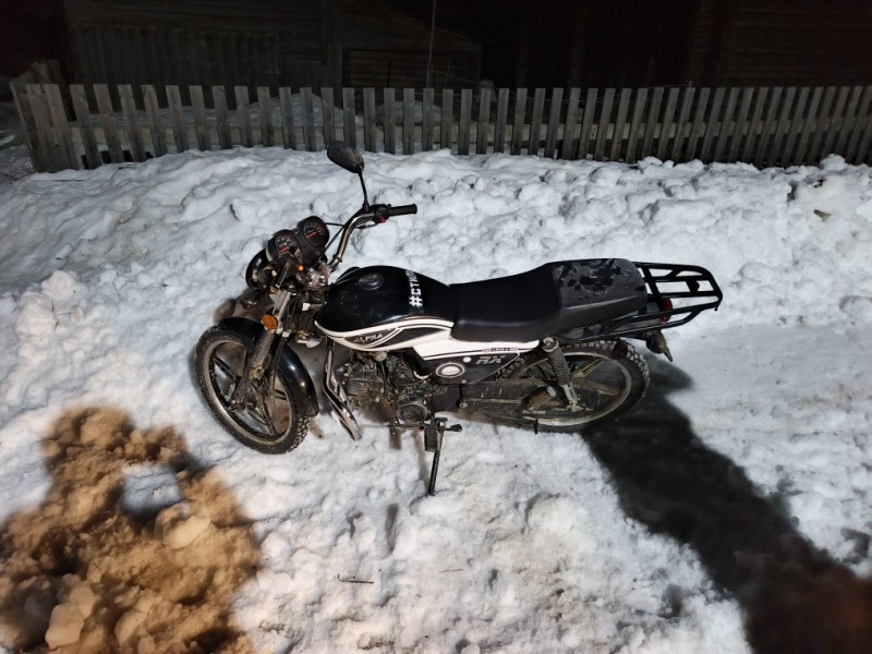 В Усть-Куломском районе 17-летний водитель без прав опрокинулся на мопеде вместе с пассажиром-подростком