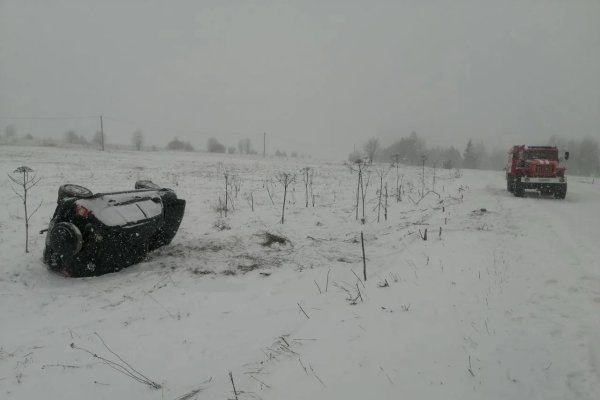В Усть-Вымском районе Chevrolet Niva опрокинулась в кювет: пострадали водитель и пассажирка