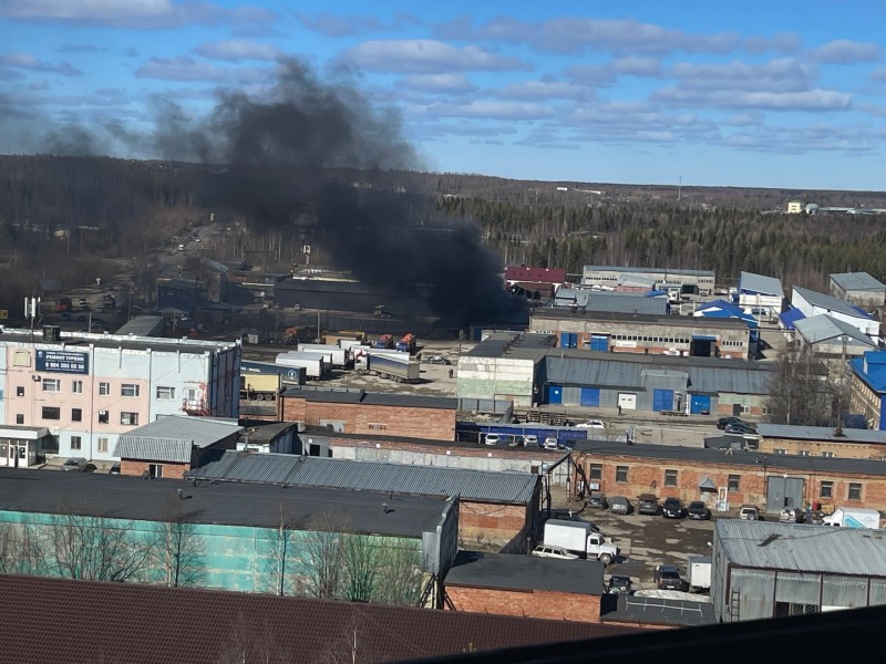 В Ухте устраняют пожар на территории транспортной компании 