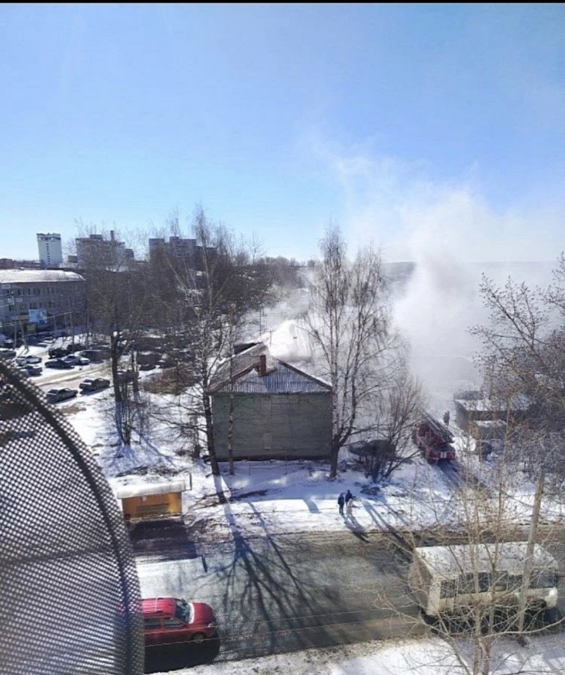 В сыктывкарском м.Дырнос ликвидировали пожар возле здания ГАИ