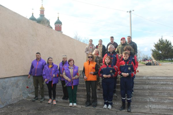 Журналист из Коми с херсонскими юнармейцами возложил цветы к памятнику в честь освобождения Арабатской стрелки от нацистов
