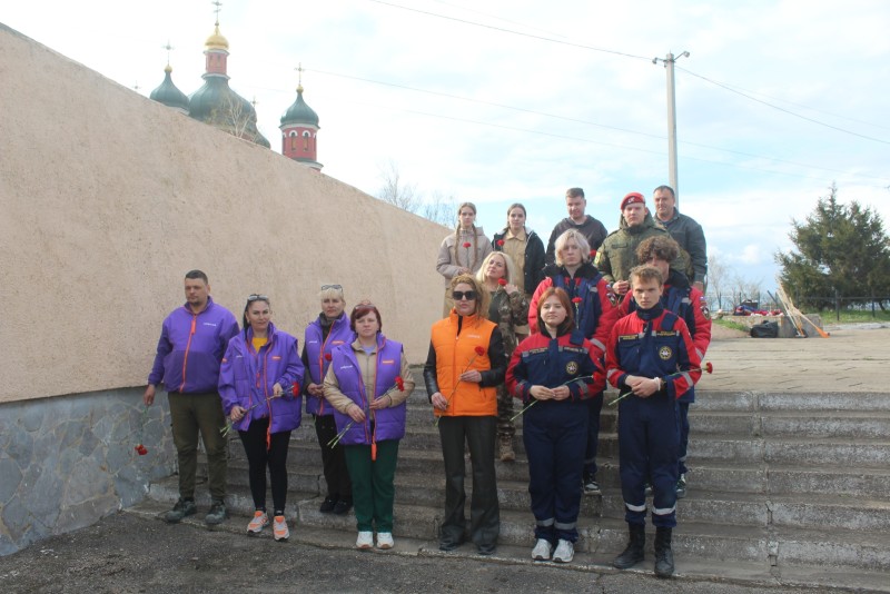 Журналист из Коми с херсонскими юнармейцами возложил цветы к памятнику в честь освобождения Арабатской стрелки от нацистов
