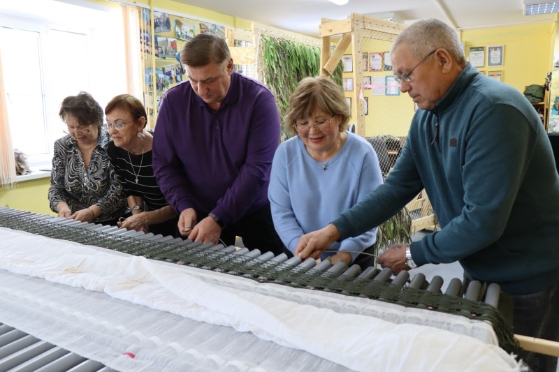 Сыктывкарские волонтеры дали мастер-класс по плетению маскировочных сетей на "органе"