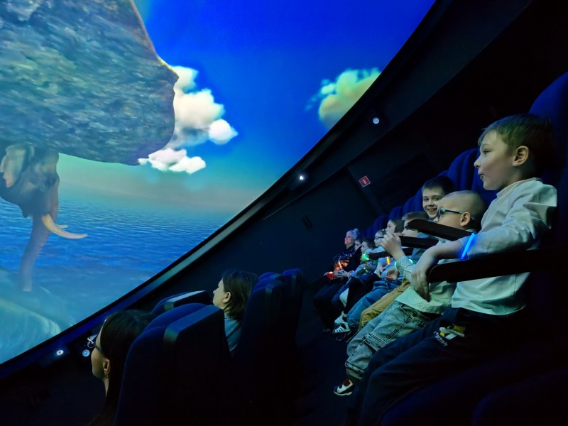 Космическое путешествие для самых маленьких: нефтяники Усинска организовали экскурсию в планетарий для воспитанников детского сада