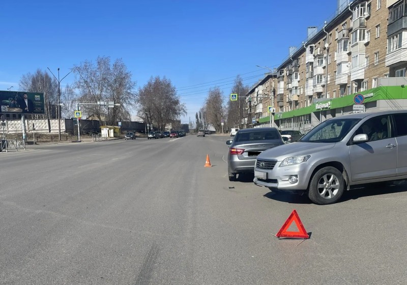 В Сыктывкаре на перекрёстке у ж/д вокзала женщина на Toyota подрезала "Ладу"