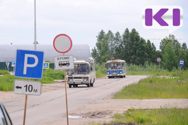 В Ухте пассажирка автобуса сломала нос, ушибла ногу и растянула колено 