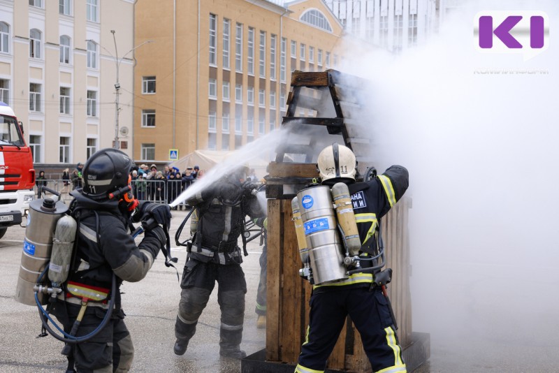 Спасали из ВАЗа и укрощали огонь: как в Сыктывкаре отметили 377-летие пожарной охраны