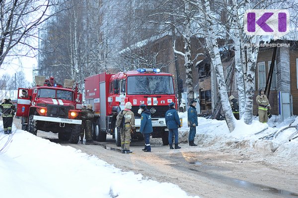 В Сыктывкаре огонь повредил две квартиры и чердак в деревянном доме