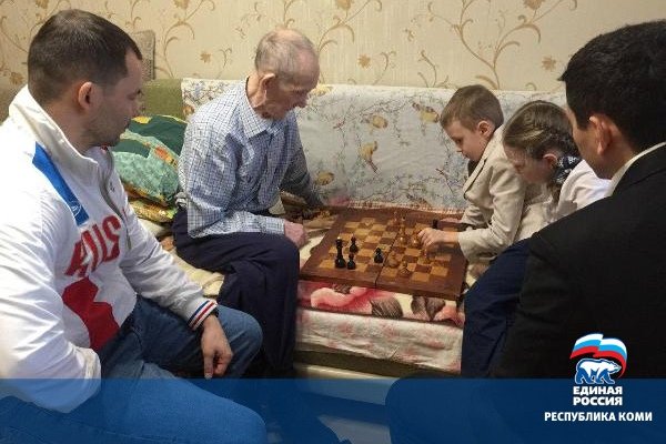 Анатолий Чиканчи поздравил с наступающим Новым годом участника Великой Отечественной войны Никона Хатанзейского