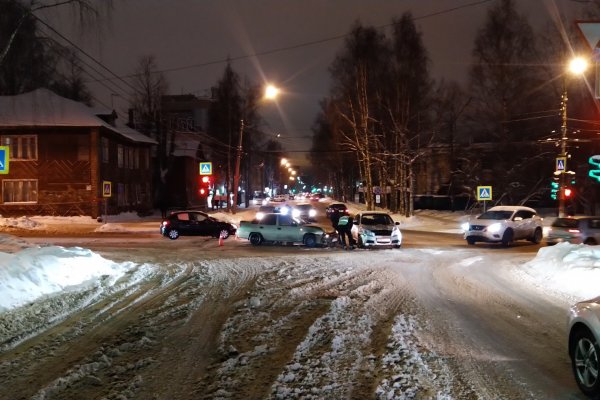 В Сыктывкаре две иномарки не поделили перекресток ул.Орджоникидзе и ул.Карла Маркса