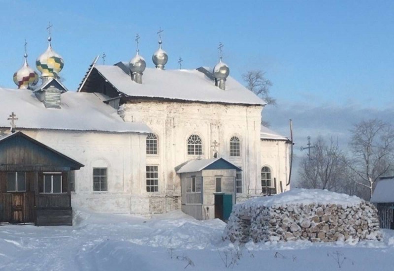 В селе Лойма построили рождественский вертеп из дров 