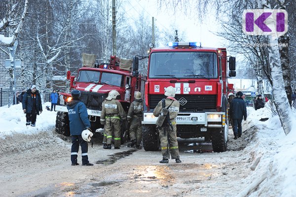 В Коми огонь охватил два жилых дома