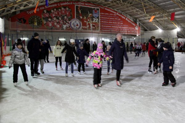 Больше 250 интинцев собрались на ледовую дискотеку в обновленном корте