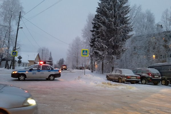 В Ухте из-за пожара перекрыли улицу Загородную