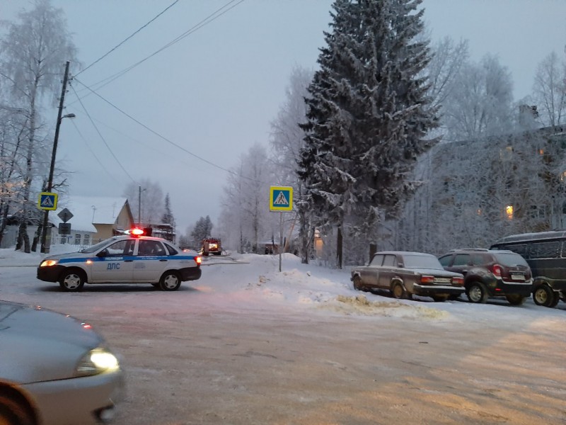 В Ухте из-за пожара перекрыли улицу Загородную