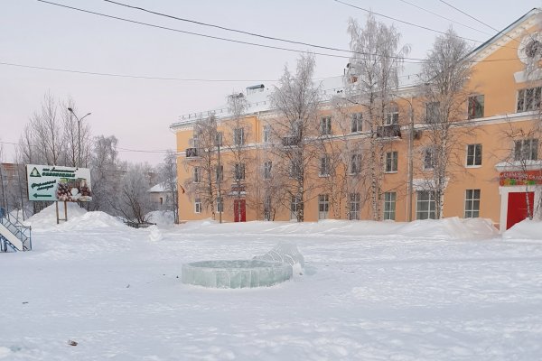 В Печоре школьники сломали ледовую фигуру на площади