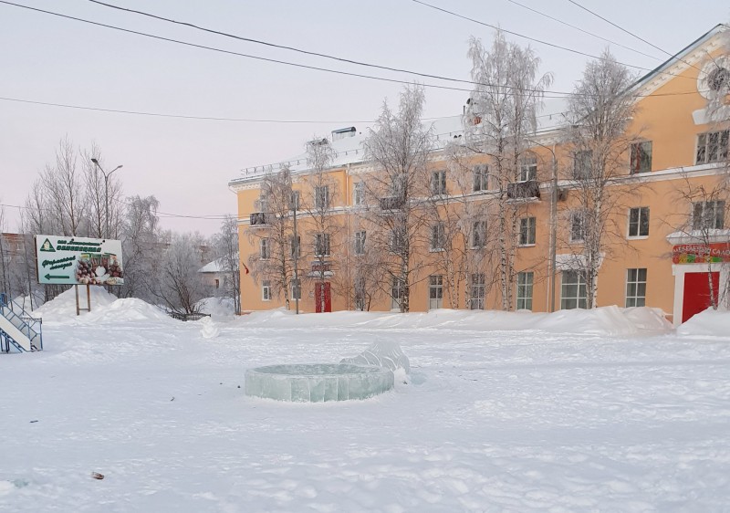 В Печоре школьники сломали ледовую фигуру на площади