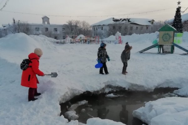 В Заполярье на детской площадке появилось озеро

