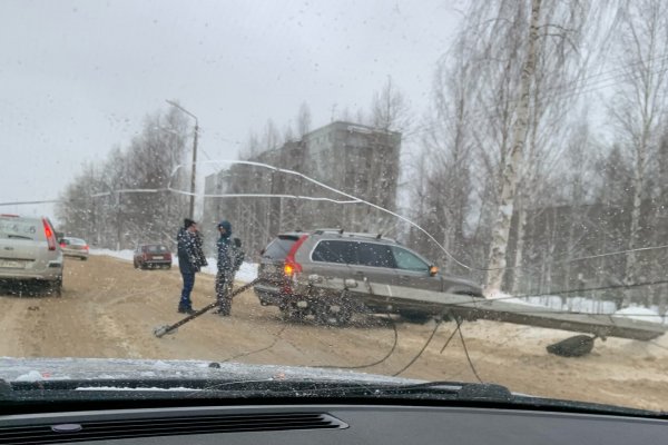 В Эжве иномарка повалила бетонный столб