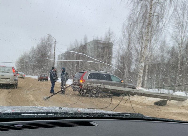 В Эжве иномарка повалила бетонный столб