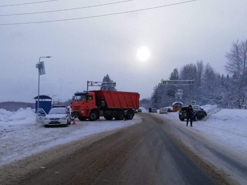 В Коми КамАЗ протаранил иномарку и патрульную машину ГИБДД