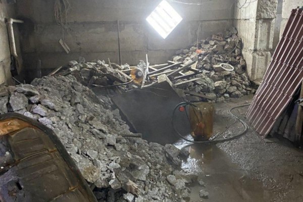 Госжилинспекция зафиксировала самовольную стройку в подвале сыктывкарского многоквартирного дома
