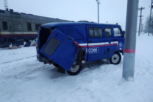 В Печоре поезд снес дверь почтовой машины