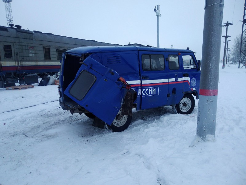 В Печоре поезд снес дверь почтовой машины