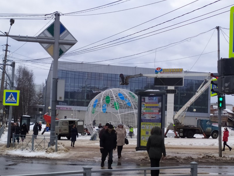 В Сыктывкаре приступили к демонтажу новогоднего шара в центре города