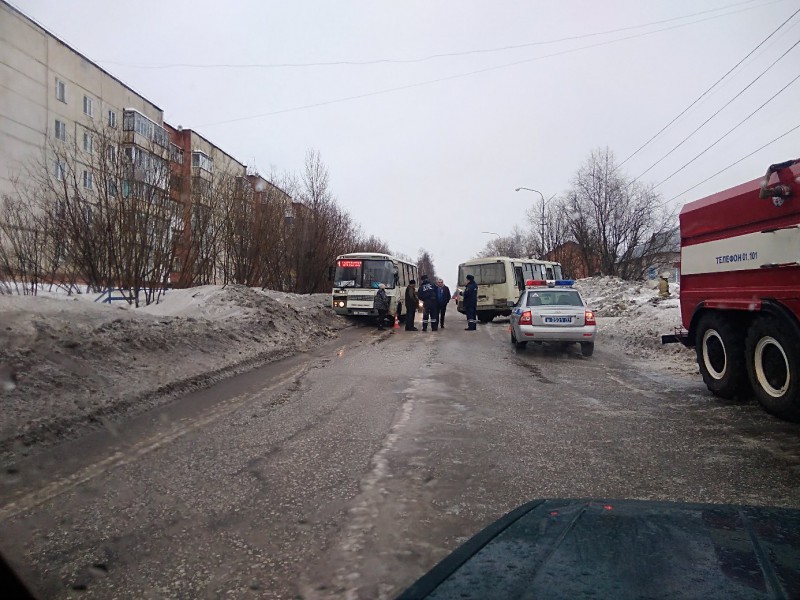 В Печоре два автобуса столкнулись из-за перебегавшего дорогу ребенка /подробности/