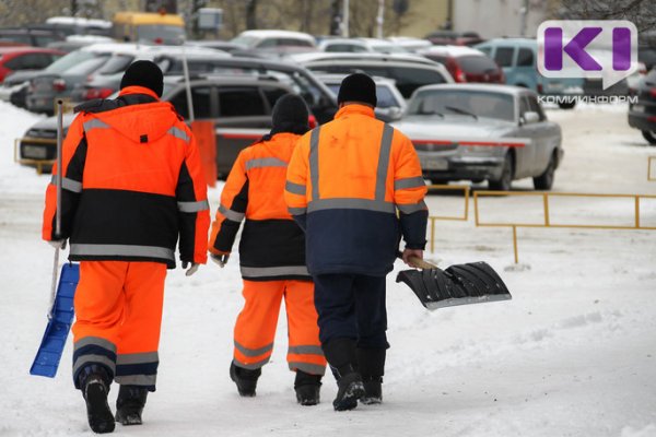 В Емве жилой район с переполненными выгребными ямами остался без управляющей компании