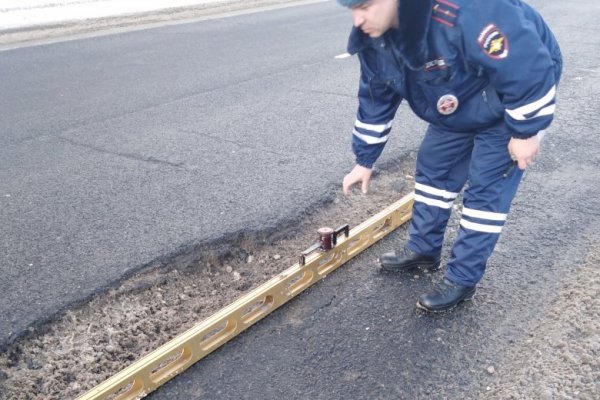 Ухтинец серьезно разбил автомобиль в яме на дороге

