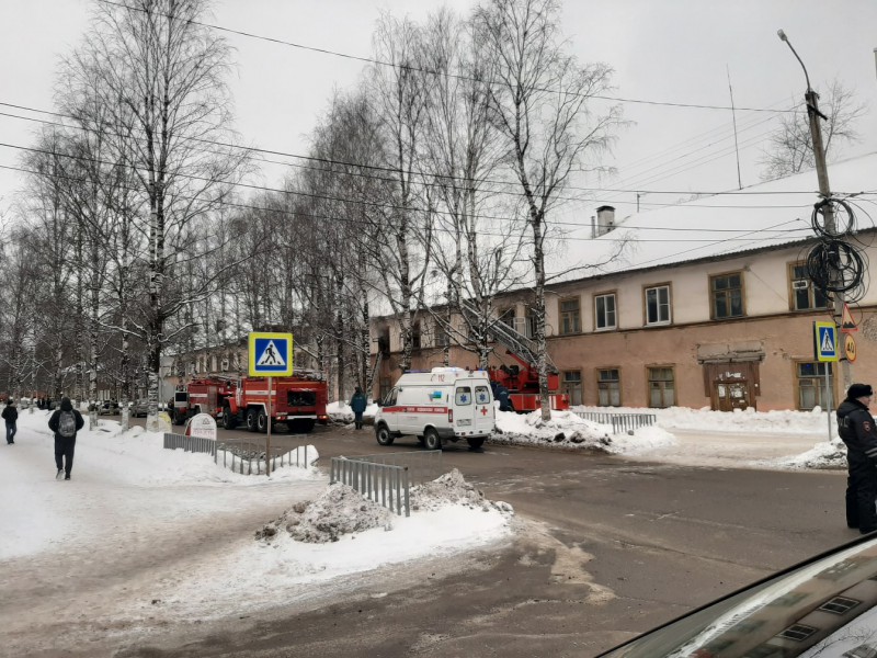 В Ухте из-за пожара перекрыто движение на Первомайская-Октябрьская