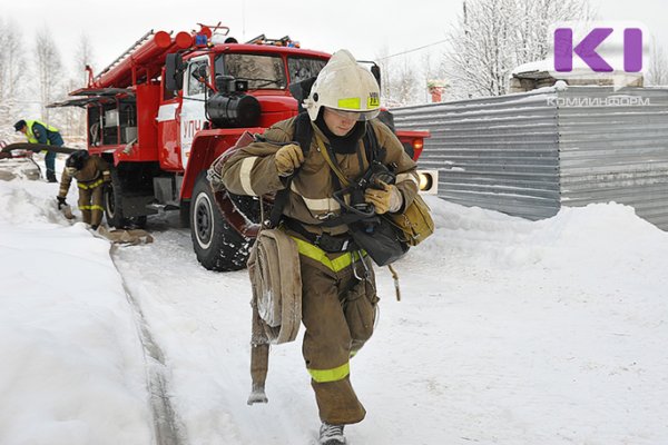 В Ухте вспыхнувшее здание тушили 23 пожарных