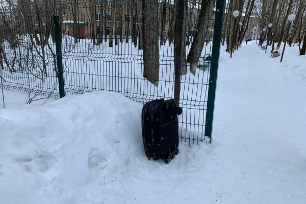 На территории школы №22 в Сыктывкаре обнаружили подозрительный чемодан 