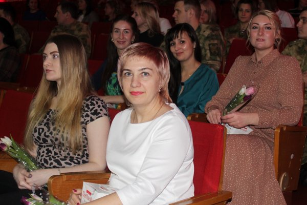 Женщинам-военнослужащим Росгвардии вручили погоны, грамоты и подарки

