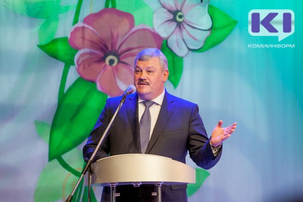 Сергей Гапликов поздравил женщин с 8 марта и прочитал им стихи