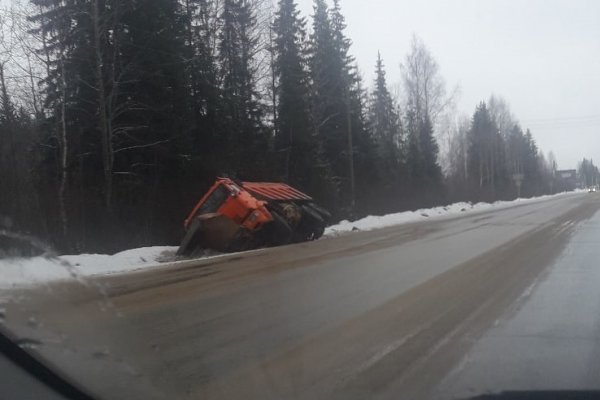 В Сыктывкаре дорожную технику стянуло в кювет