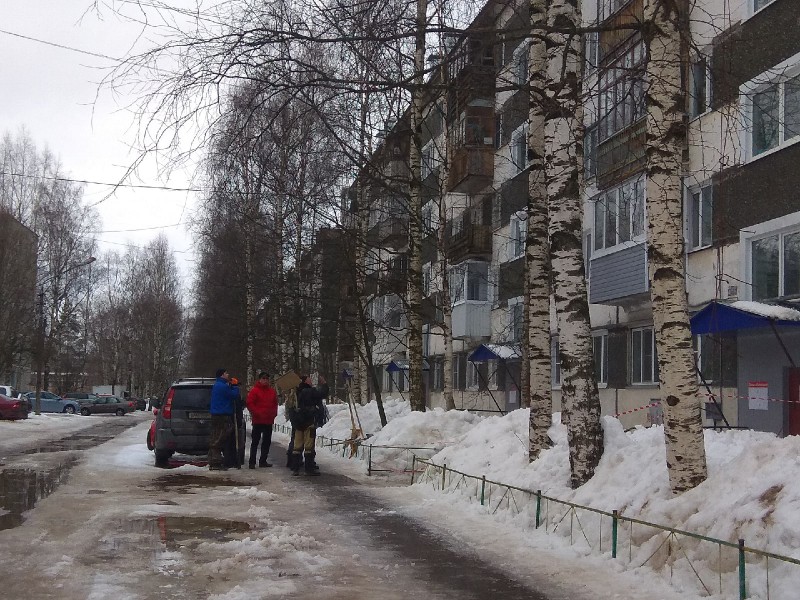 В Сыктывкаре лавина снега сорвала снегоудержатель