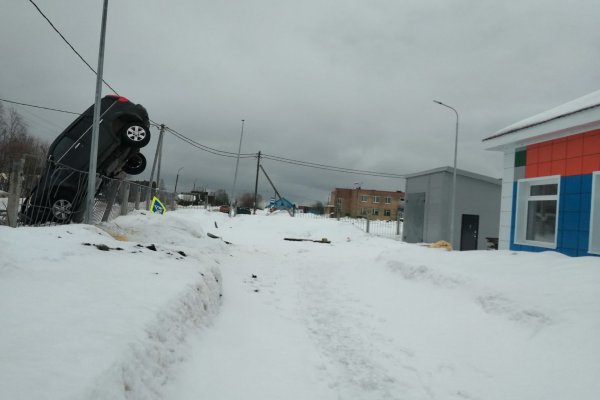 В Коми внедорожник повис на заборе у детского сада