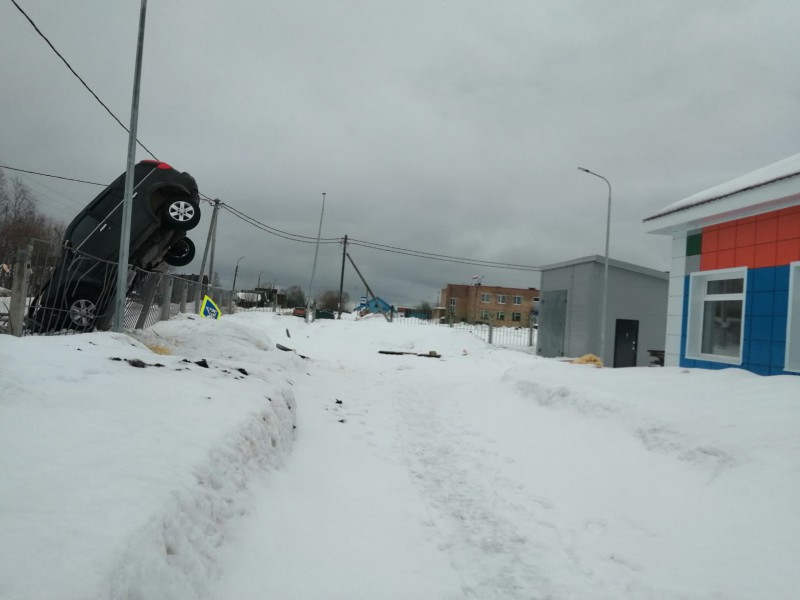 В Коми внедорожник повис на заборе у детского сада