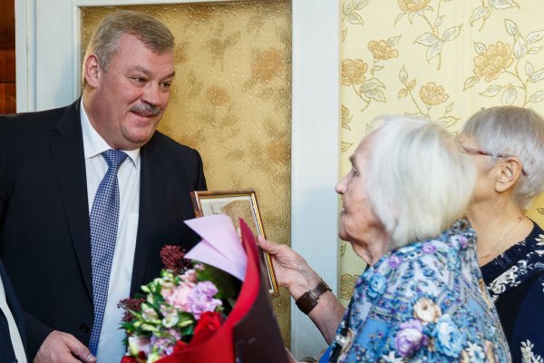 Глава Коми вручил труженице тыла Галине Абросимовой медаль 