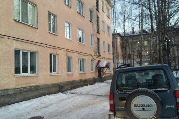 В Сыктывкаре на годовалого ребенка упала глыба снега 