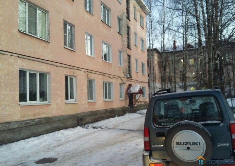 В Сыктывкаре на годовалого ребенка упала глыба снега 