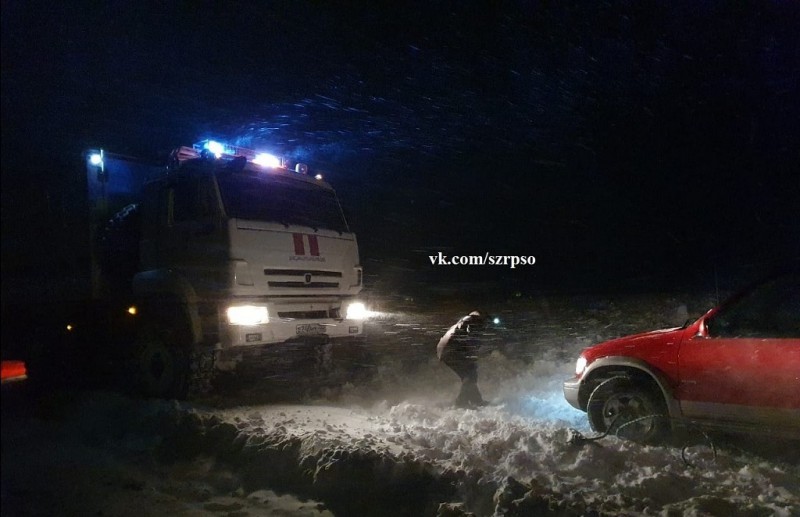 Воркутинцев продолжают спасать от непогоды 